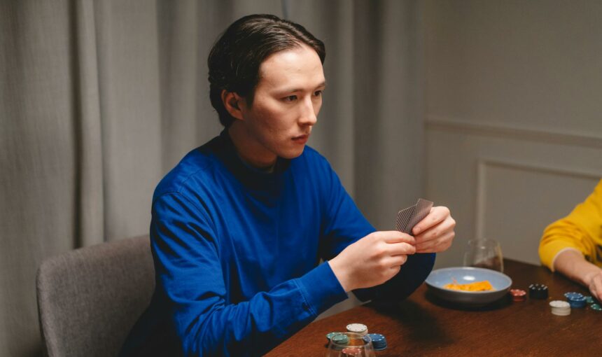 Cum combini distracția cu disciplina în sesiunile de poker online